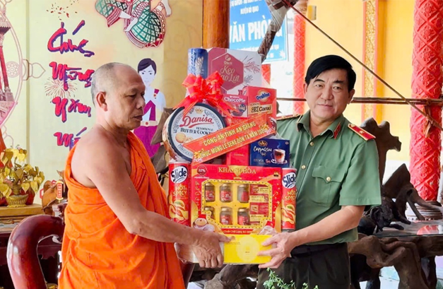 Thiếu tướng Nguyễn Văn Hận, Giám đốc Công an tỉnh tặng quà chùa Cà Nhung. Ảnh: Tiến Tầm.