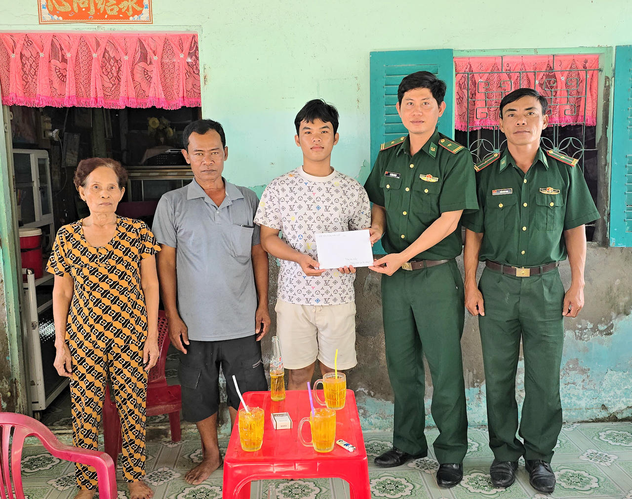 Đồn Biên phòng Nhà Mát tặng học bổng cho các em học sinh do đơn vị nhận đỡ đầu.