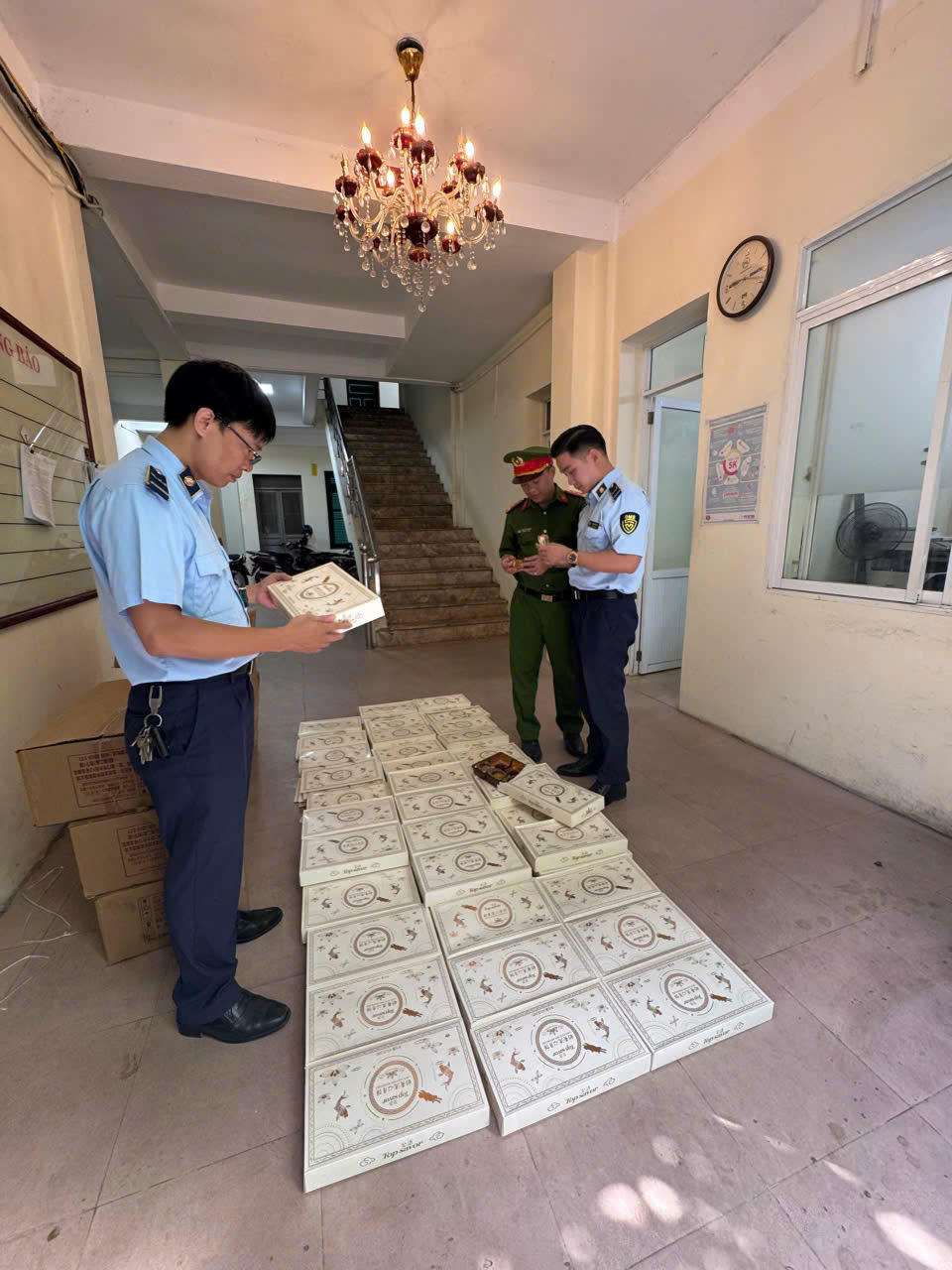 Những sản phẩm bánh Trung thu không rõ nguồn gốc xuất xứ, không hóa đơn chứng từ bị Đội QLTT số 5 thu giữ. 