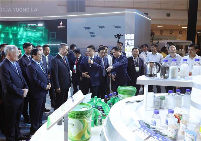 Tổng Bí thư Tô Lâm, Thủ tướng Phạm Minh Chính và các đồng chí lãnh đạo Đảng, Nhà nước tham quan triển lãm thành tựu khoa học công nghệ của Tập đoàn Công nghiệp - Năng lượng quốc gia Việt Nam. Ảnh: Thống Nhất/TTXVN