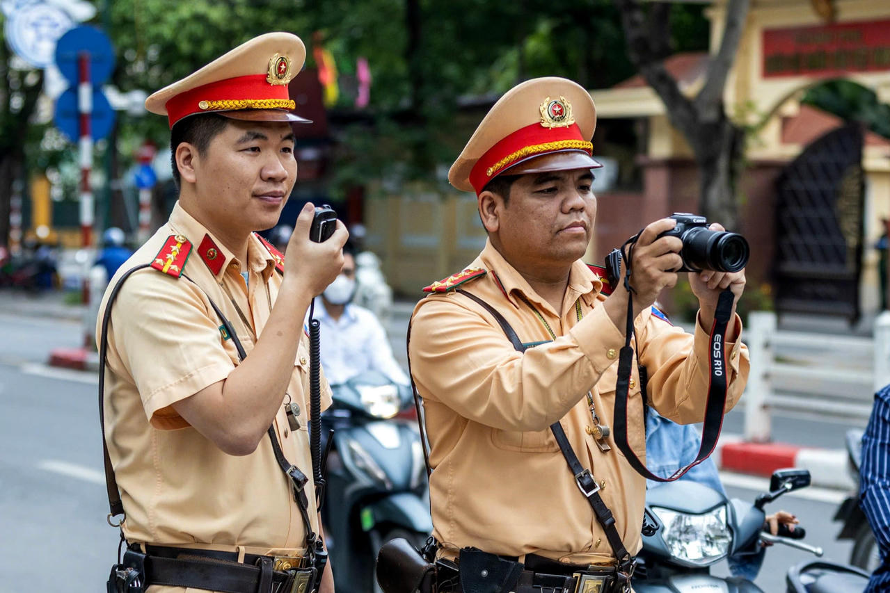 Cục Cảnh sát giao thông (Bộ Công an): Chỉ đạo mới về cách thức dừng xe, 
kiểm soát người và phương tiện giao thông
