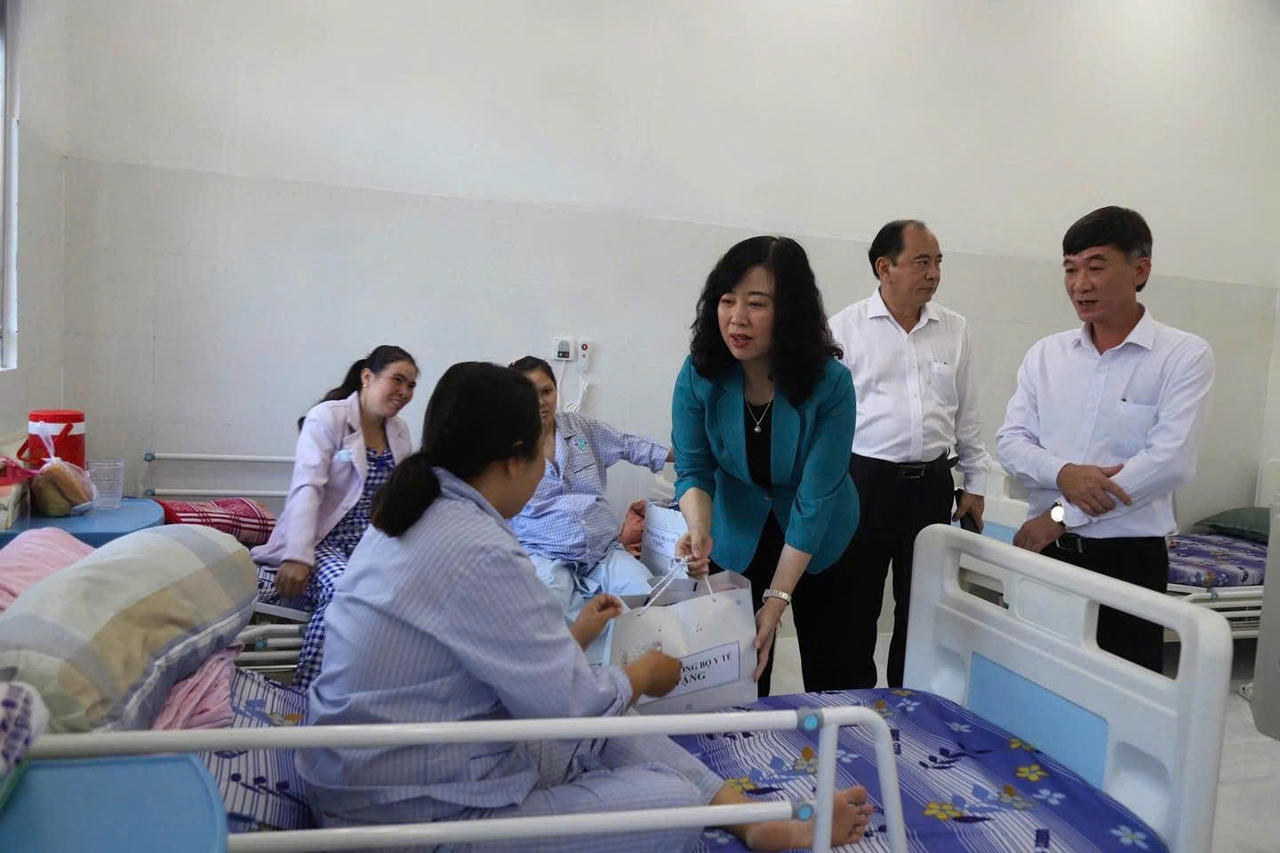 Bộ trưởng Bộ Y tế Đào Hồng Lan thăm hỏi các bệnh nhân