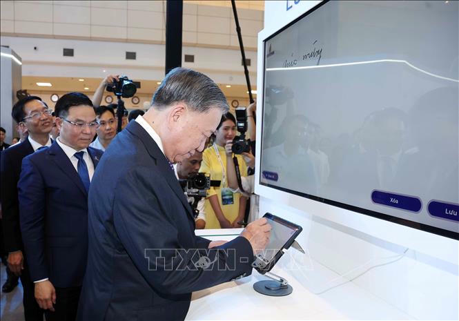 Tổng Bí thư Tô Lâm ghi lưu bút. Ảnh: Thống Nhất/TTXVN