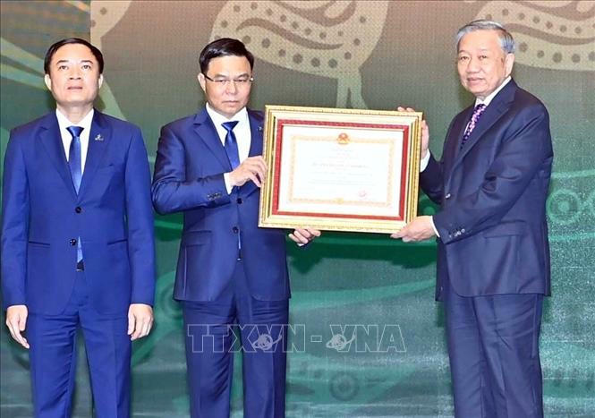 Tổng Bí thư Tô Lâm trao Huân chương Lao động hạng Nhất tặng Tập đoàn công nghiệp - năng lượng Quốc gia Việt Nam. Ảnh: Thống Nhất/TTXVN
