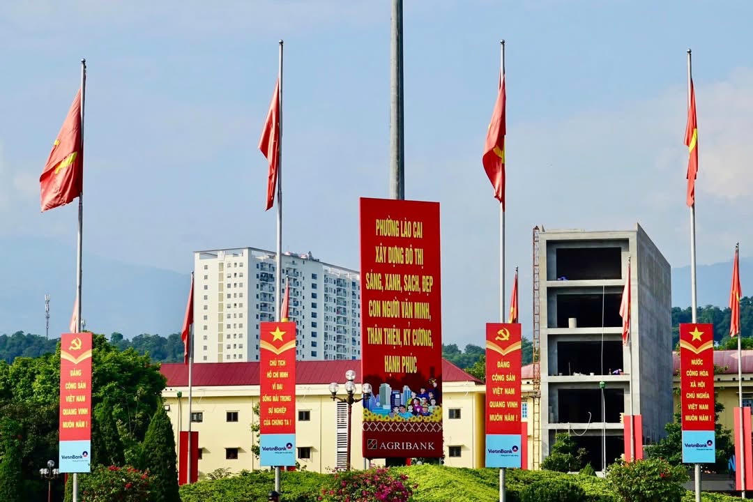 Tổ công tác đã trực tiếp khảo sát hệ thống pano, băng rôn, cờ hoa, và các cụm pa nô cổ động trực quan tại một số địa điểm trọng điểm trên địa bàn phường Lào Cai.