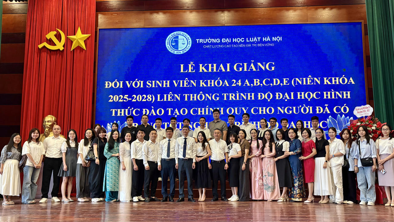 Trường Đại học Luật Hà Nội: Khai giảng Khóa 24 và trao bằng tốt nghiệp Khóa 21 VB2CQ