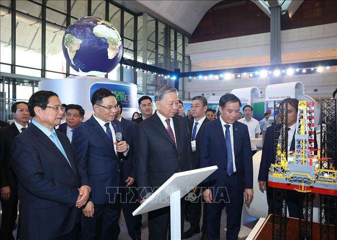 Tổng Bí thư Tô Lâm, Thủ tướng Phạm Minh Chính và các đồng chí lãnh đạo Đảng, Nhà nước tham quan triển lãm thành tựu khoa học công nghệ của Tập đoàn Công nghiệp - Năng lượng quốc gia Việt Nam. Ảnh: Thống Nhất/TTXVN