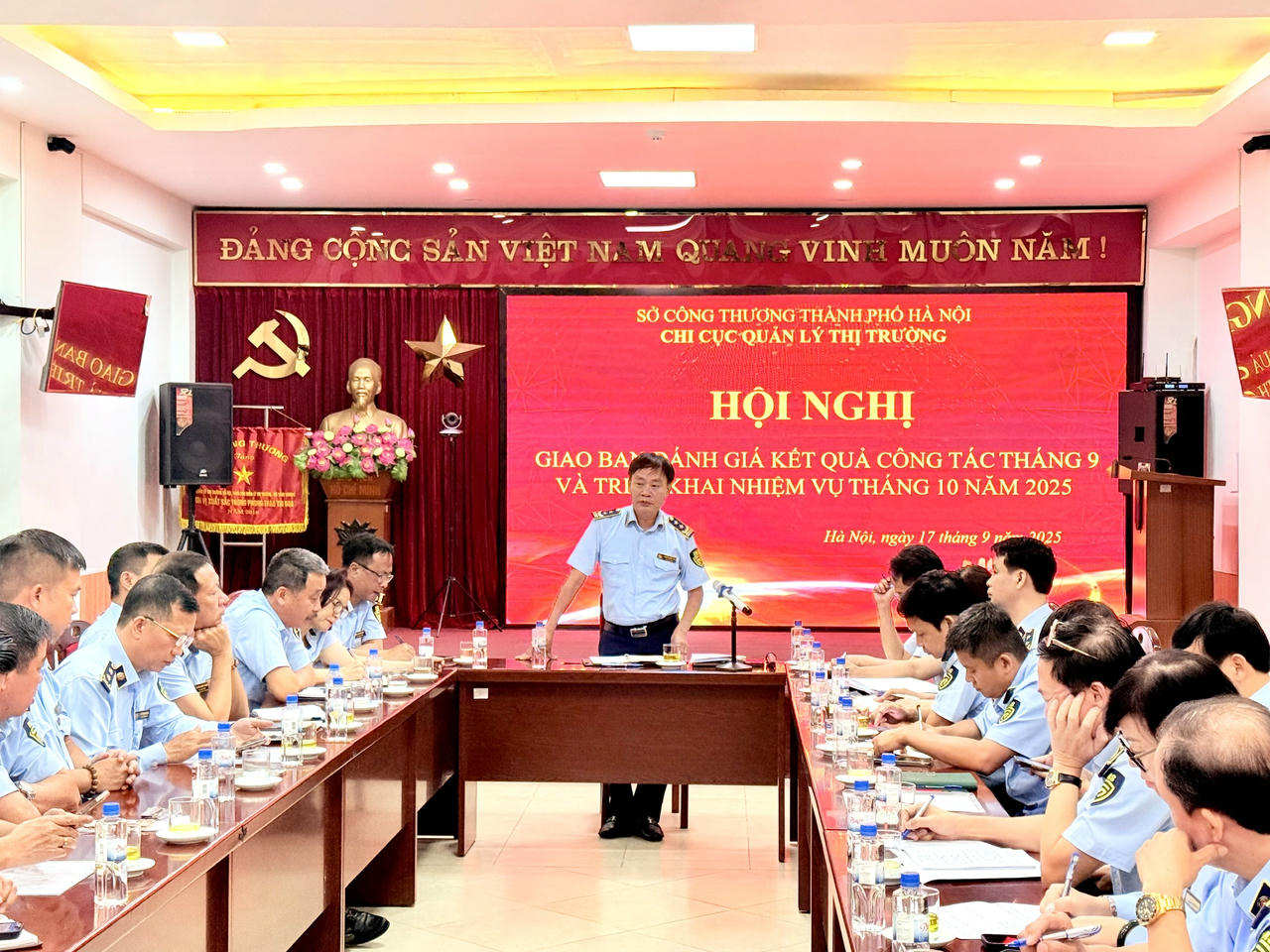 Hội nghị giao ban đánh giá kết quả công tác tháng 9 và triển khai nhiệm vụ tháng 10/2025 của Chi cục QLTT TP Hà Nội. 
