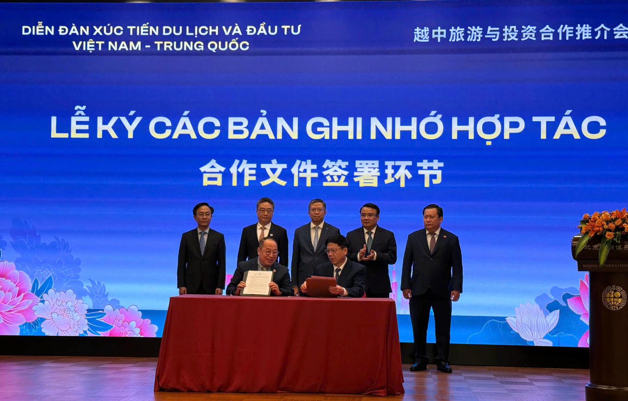 Đại diện Sở Ngoại vụ tỉnh Quảng Trị và Hội đồng Doanh nghiệp Việt - Trung 2025 ký Biên bản ghi nhớ hợp tác về thương mại và đầu tư.