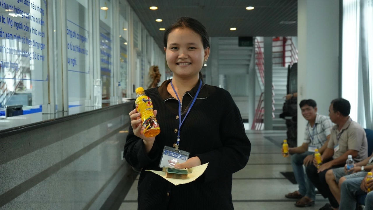 Niềm vui của chị Trang khi cầm 50 triệu tiền mặt trên tay nhờ uống Number 1.