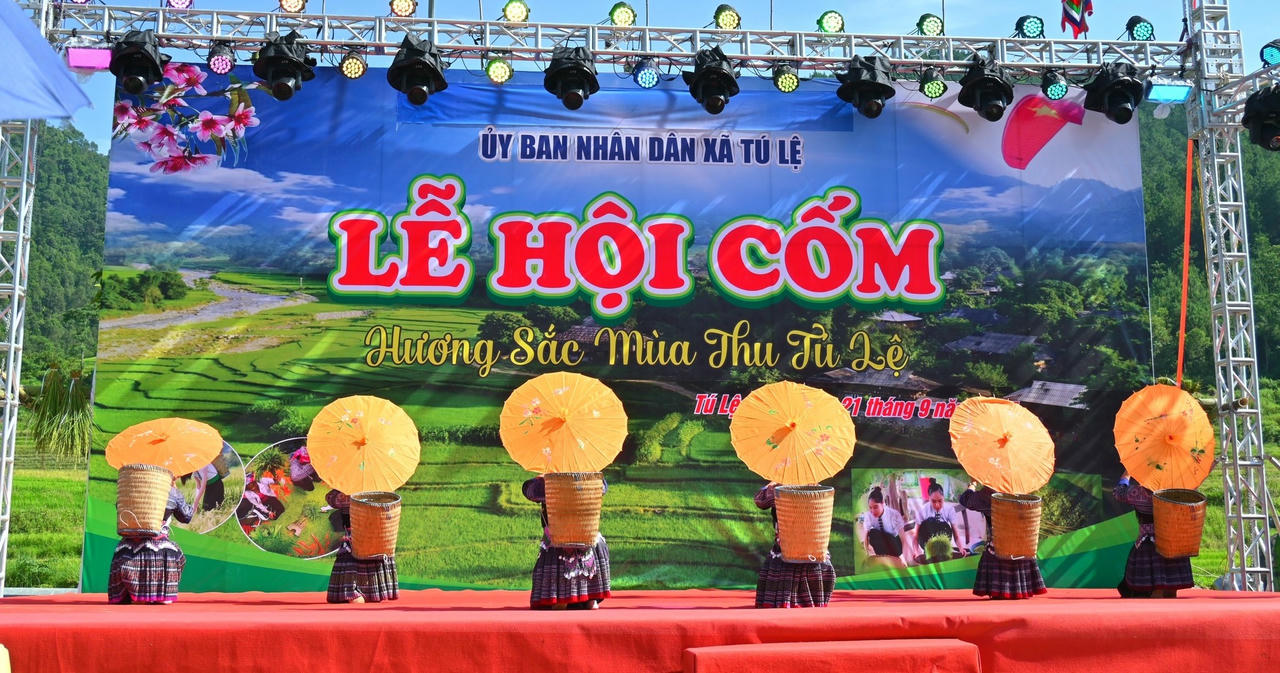 Lễ hội cốm "Hương sắc mùa thu Tú Lệ"