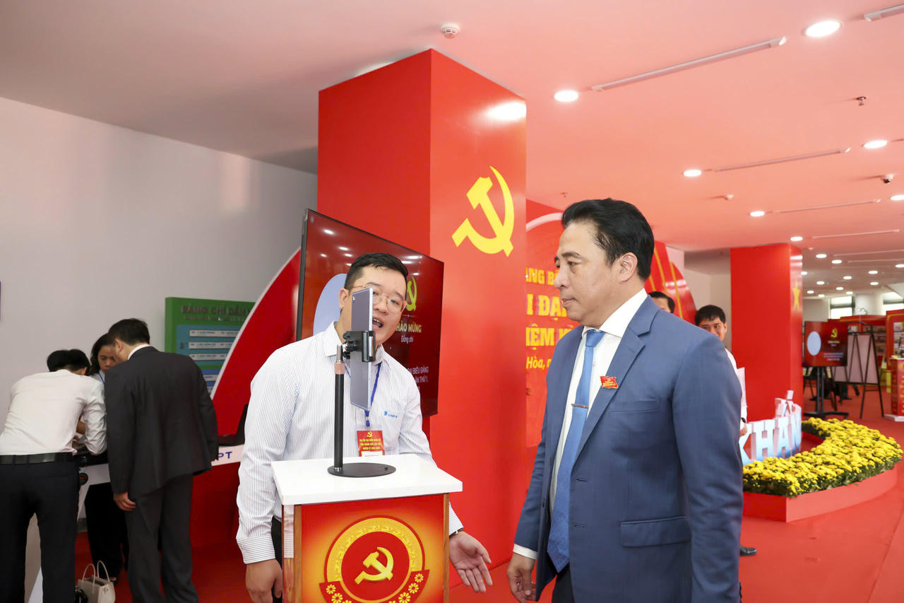 Đồng chí Nguyễn Khắc Toàn - Phó Bí thư Thường trực Tỉnh ủy, Chủ tịch UBND tỉnh thực hiện điểm danh qua phần mềm.