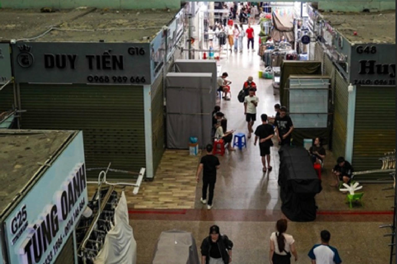 Tiểu thương chợ Ninh Hiệp thường xuyên đóng cửa mỗi khi có đoàn kiểm tra xuất hiện. (Ảnh trong bài: Lưu Quyên)