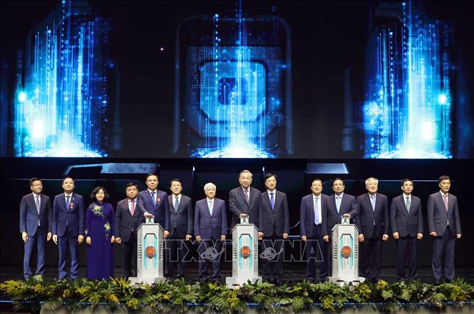 Tổng Bí thư Tô Lâm và các đồng chí lãnh đạo Đảng, Nhà nước thực hiện nghi thức khởi động chương trình Stem Innovation Petrovietnam. Ảnh: Thống Nhất/TTXVN