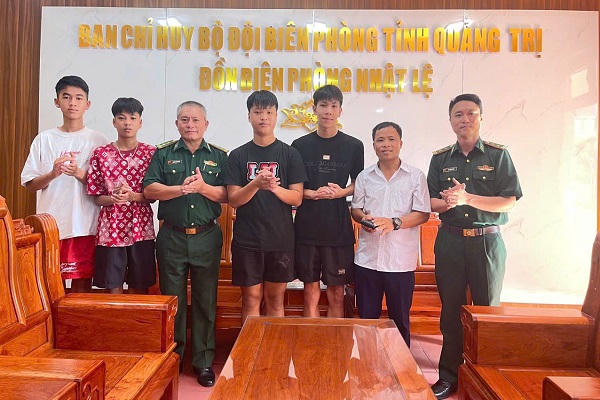 Nhóm nam sinh ở Quảng Trị nhặt được ví tiền mang đến Đồn biên phòng trả lại người mất