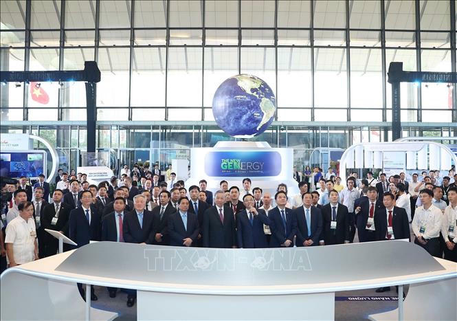 Tổng Bí thư Tô Lâm, Thủ tướng Phạm Minh Chính và các đồng chí lãnh đạo Đảng, Nhà nước thăm quan triển lãm thành tựu khoa học công nghệ. Ảnh: Thống Nhất/TTXVN