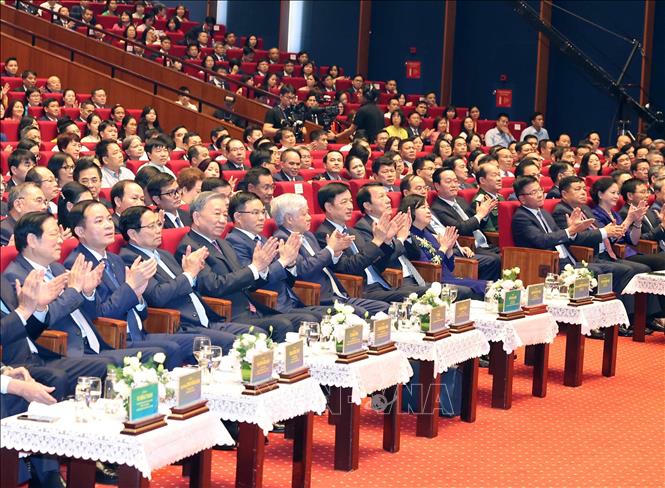 Tổng Bí thư Tô Lâm và các đại biểu dự kỷ niệm 50 năm Ngày thành lập Tập đoàn công nghiệp - năng lượng Quốc gia Việt Nam. Ảnh: Thống Nhất/TTXVN