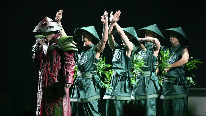 Ca sĩ Đức Phúc trình diễn ca khúc "Phù Đổng Thiên Vương". Ảnh: RIA Novosti.