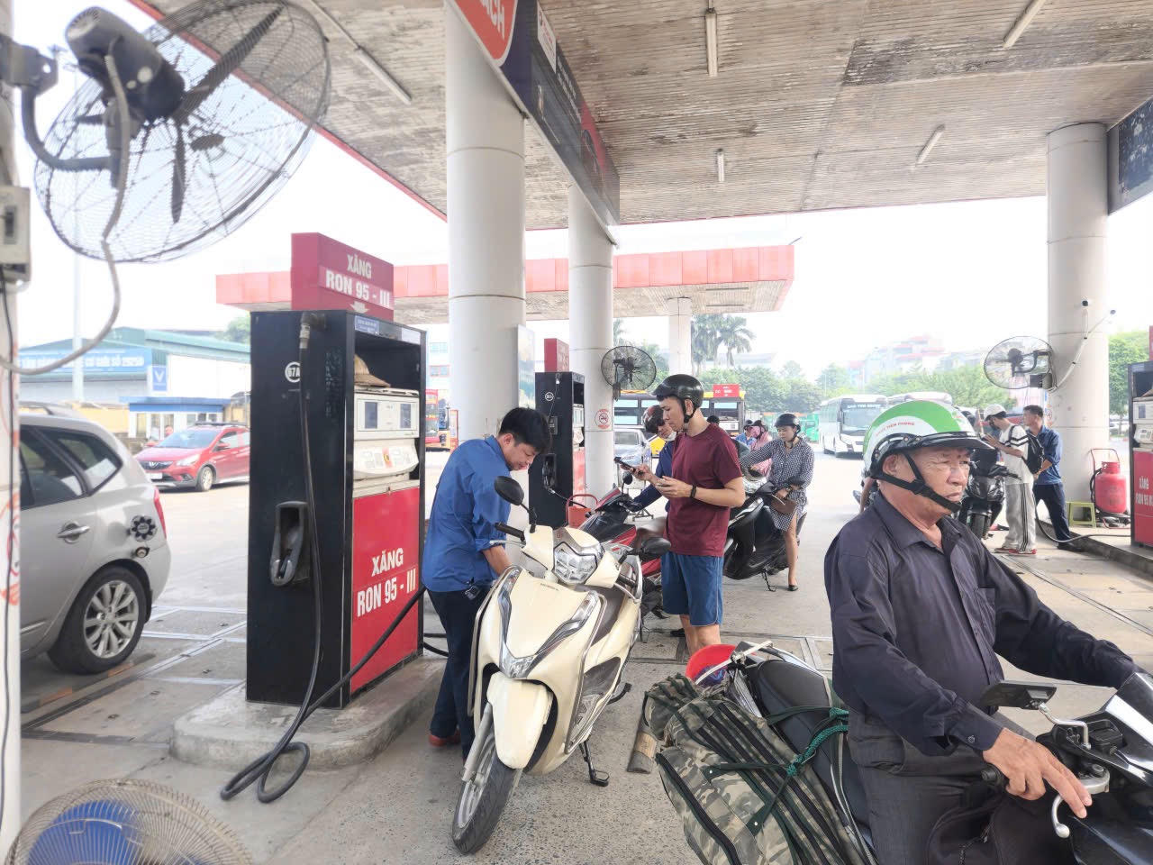 Hiện  trụ bơm xăng đã được dựng lên như hiện trạng ban đầu, phủ bạt quanh thân trụ. Việc kinh doanh buôn bán tại đây vẫn diễn ra bình thường.