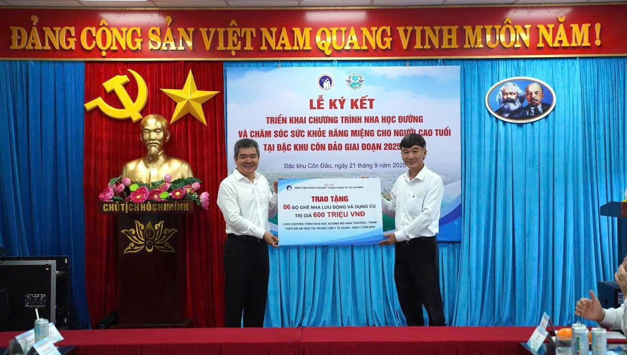 Bệnh viện Răng Hàm Mặt Trung ương TP Hồ Chí Minh trao tặng bộ thiết bị nha khoa lưu động trị giá 600 triệu đồng cho Trung tâm Y tế Quân dân y Côn Đảo