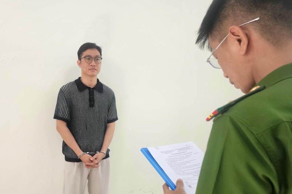 Dùng ảnh khoả thân để ép tình cũ quan hệ tình dục nhiều lần