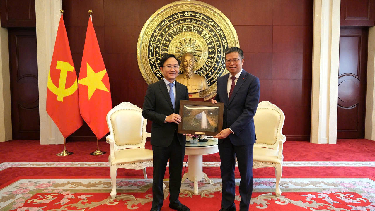 Phó Chủ tịch UBND tỉnh Hoàng Xuân Tân tặng quà lưu niệm cho ông Phạm Thanh Bình, Đại sứ Việt Nam tại Trung Quốc.