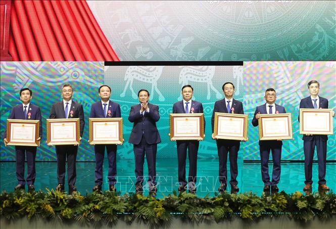 Thủ tướng Phạm Minh Chính trao tặng Huân chương Lao động hạnh Nhất, Nhì, Ba cho các cá nhân. Ảnh: Thống Nhất/TTXVN