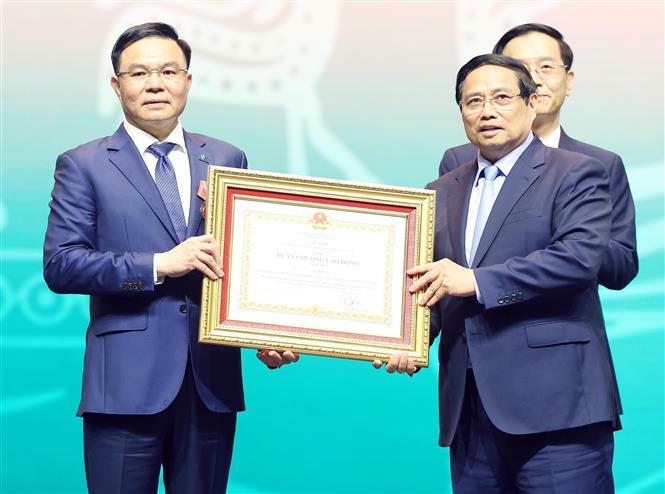 Thủ tướng Phạm Minh Chính trao tặng Huân chương Lao động hạng Nhất cho ông Lê Mạnh Hùng. Ảnh: Thống Nhất/ TTXVN