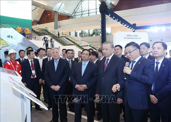 Tổng Bí thư Tô Lâm, Thủ tướng Phạm Minh Chính và các đồng chí lãnh đạo Đảng, Nhà nước thăm quan triển lãm thành tựu khoa học công nghệ. Ảnh: Thống Nhất/TTXVN