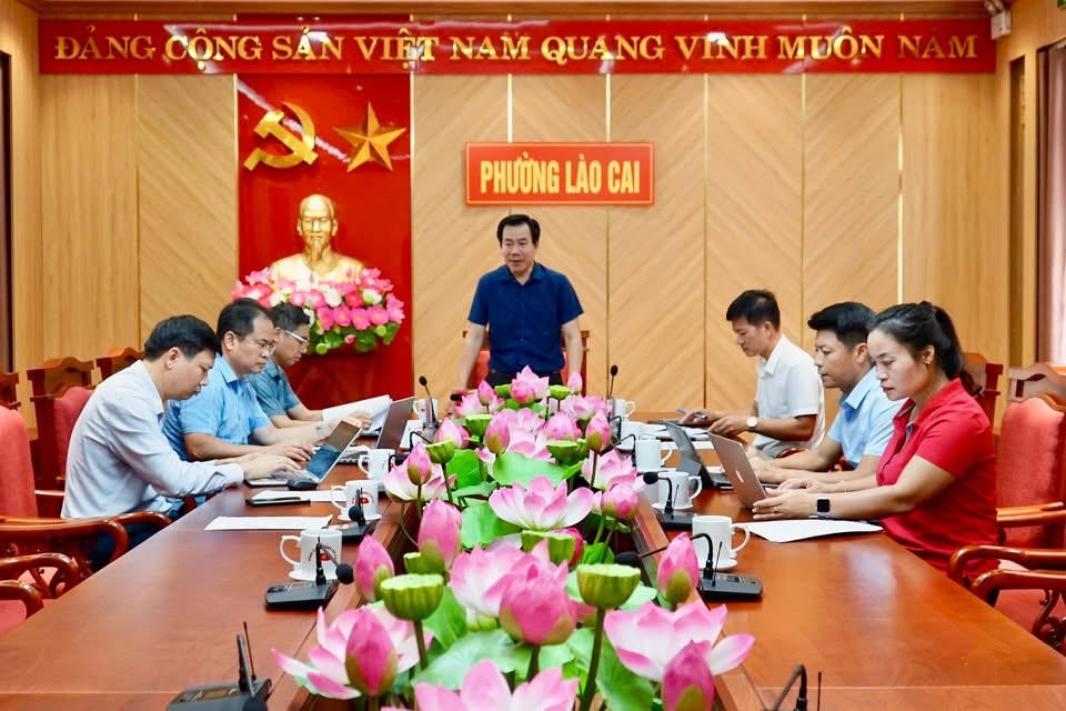 Trưởng Ban Tuyên giáo và Dân vận Tỉnh ủy Lào Cai Dương Đức Huy làm việc tại phường Lào Cai.