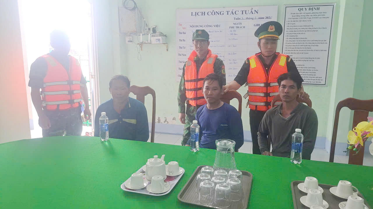 Các thuyền viên được Đồn Biên phòng Sông Đốc cứu vớt và đưa vào bờ an toàn.