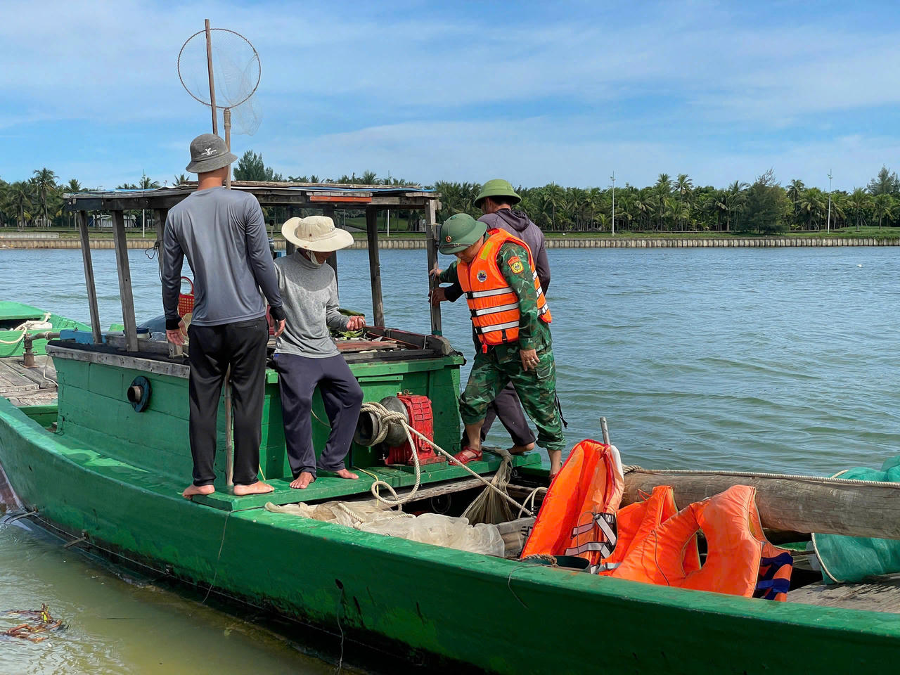 Tàu đánh cá bị xử lý vi phạm hành chính với hành vi tàng trữ dụng cụ kích điện.