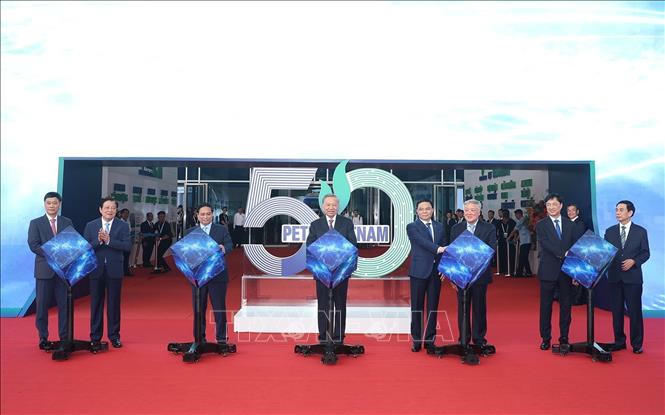 Tổng Bí thư Tô Lâm, Thủ tướng Phạm Minh Chính và các đồng chí lãnh đạo Đảng, Nhà nước thực hiện nghi thức khai mạc triển lãm thành tựu khoa học công nghệ của Tập đoàn Công nghiệp - Năng lượng quốc gia Việt Nam. Ảnh: Thống Nhất/TTXVN