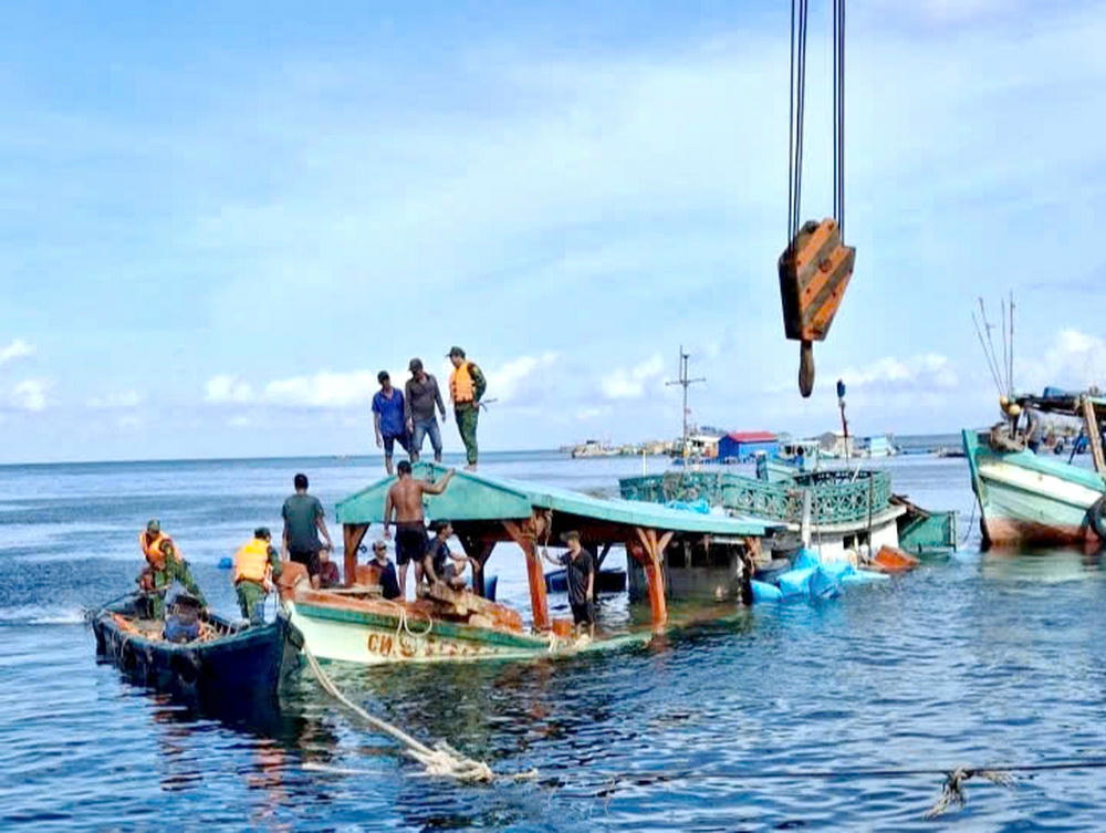 Cán bộ, chiến sĩ Đồn Biên phòng Hòn Chuối phối hợp trục vớt tàu cá CM 91554 TS bị nạn.