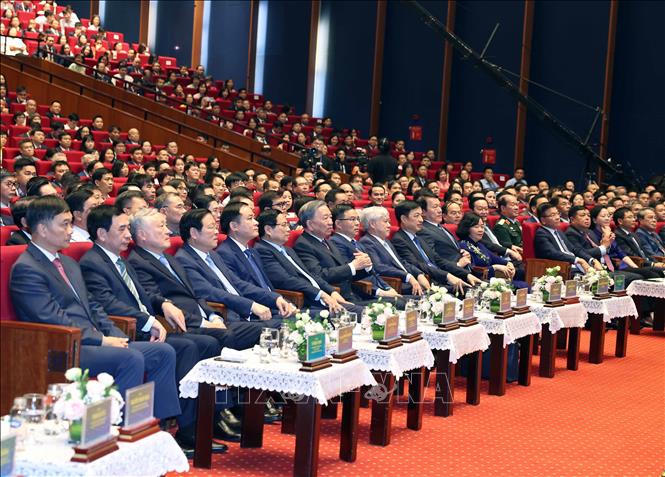 Tổng Bí thư Tô Lâm và các đại biểu dự kỷ niệm 50 năm Ngày thành lập Tập đoàn công nghiệp - năng lượng Quốc gia Việt Nam. Ảnh: Thống Nhất/TTXVN