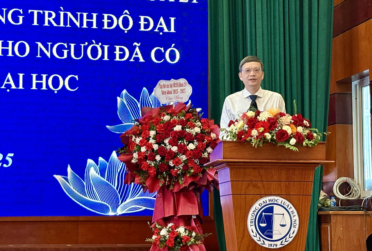 PGS.TS. Nguyễn Bá Bình – Phó Hiệu trưởng Trường Đại học Luật Hà Nội phát biểu chào mừng tân sinh viên Khóa 24 VB2CQ.