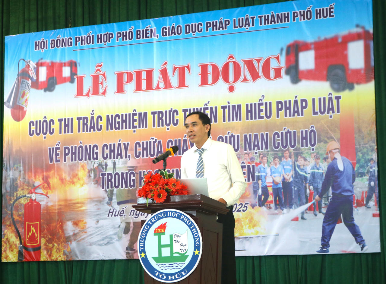 Ông Nguyễn Văn Hưng- Giám đốc Sở Tư pháp, Phó Chủ tịch Thường trực Hội đồng Phối hợp Phổ biến giáo dục pháp luật TP Huế  phát biểu tại cuộc thi.