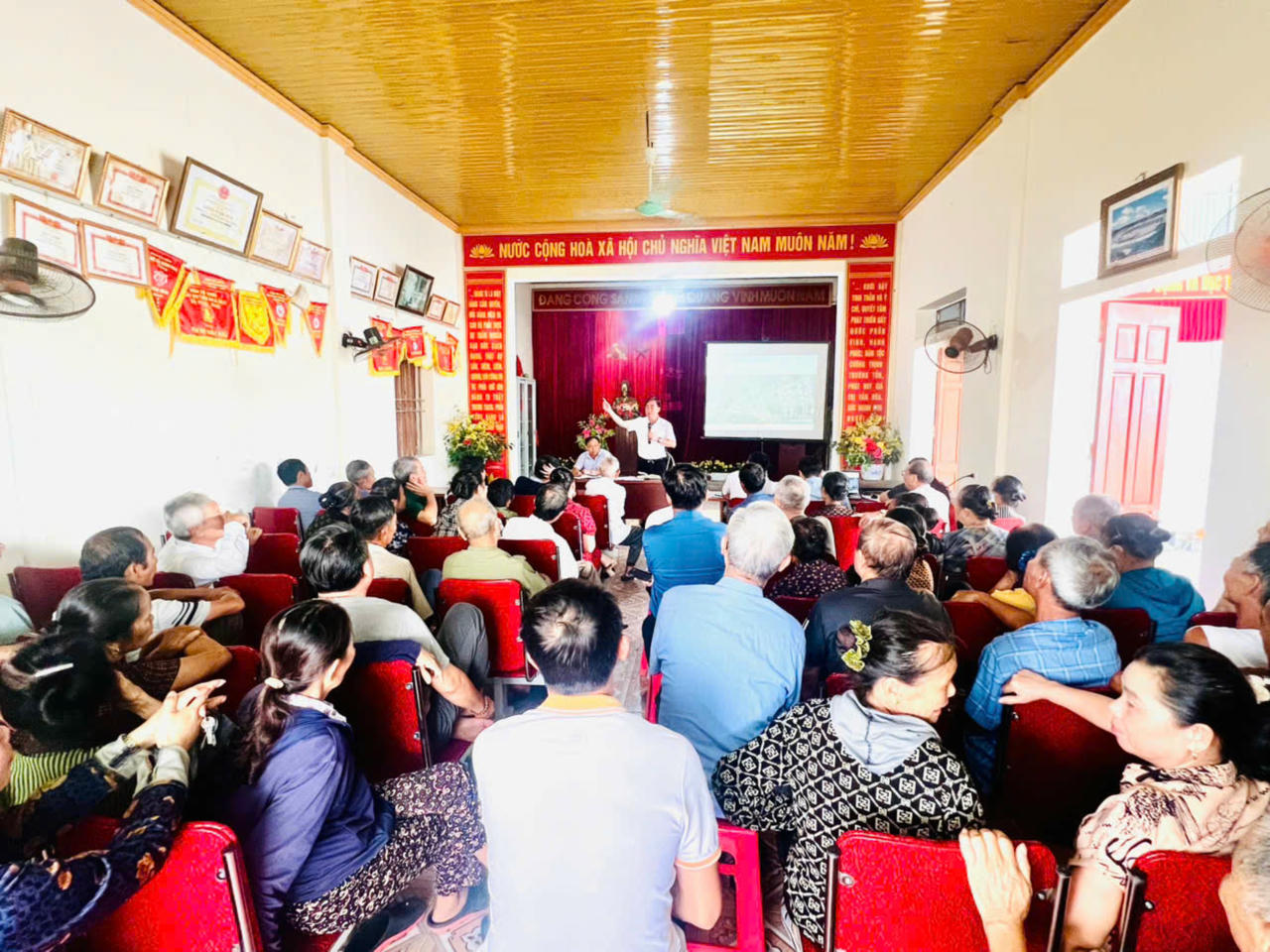 Chính quyền xã Lam Thành tiến hành họp với người dân bị ảnh hưởng bởi Dự án.