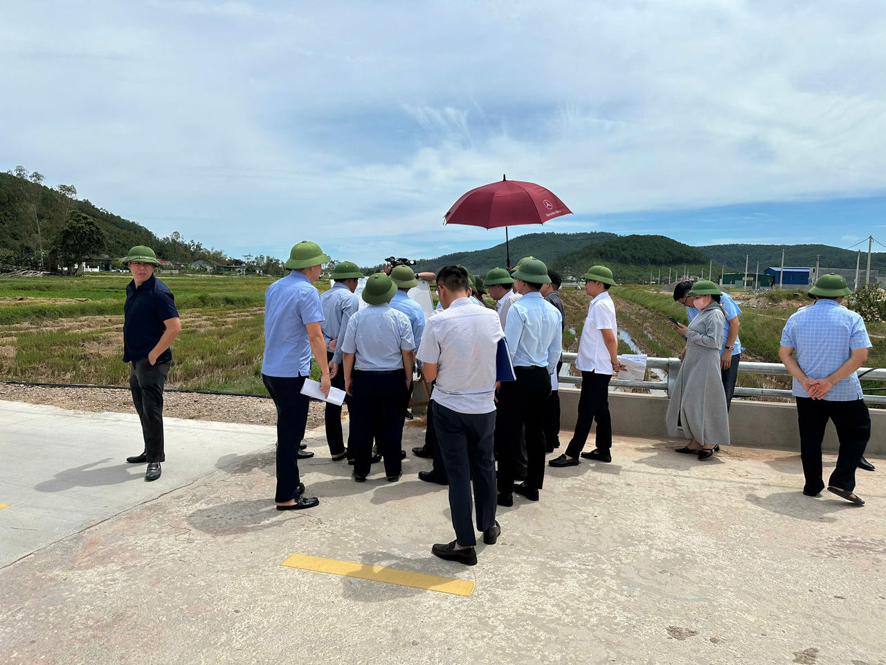 Chính quyền và nguời dân xã Tân Châu khảo sát lựa chọn địa điểm TĐC.