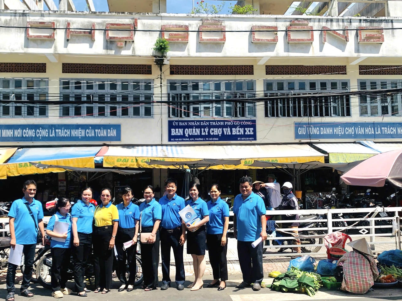 Đến tuyên truyền, vận động người dân tham gia BHXH, BHYT tại chợ Gò Công