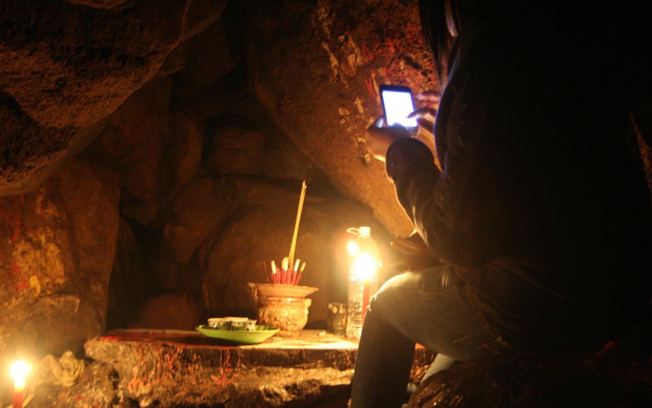 Ánh sáng chiếu rọi trong hang – biểu tượng niềm tin giữa chốn linh sơn. Dinh Ông Thẻ – Dấu ấn thiêng liêng trong lòng núi