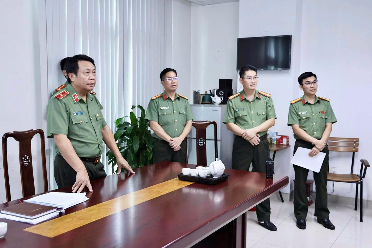 Giám đốc Công an tỉnh Tuyên Quang kiểm tra và chỉ đạo diễn tập. (Ảnh: CA Tuyên Quang)