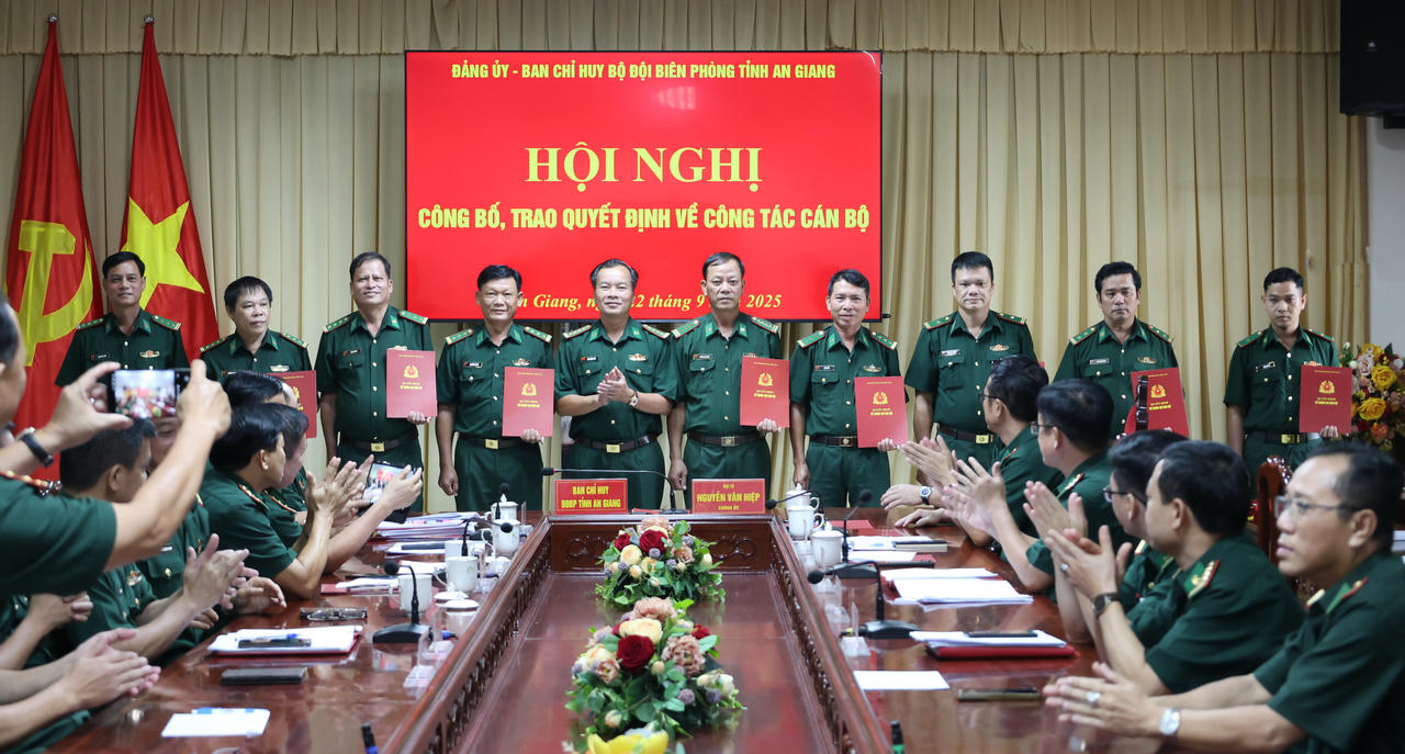 Đại tá Lê Hoàng Việt, Phó Chính ủy Ban Chỉ huy BĐBP tỉnh trao quyết định cho các đồng chí. Ảnh: Tuấn Kiệt.