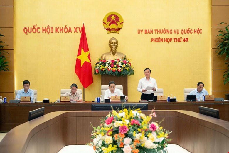 Phó Chủ tịch Quốc hội Nguyễn Khắc Định điều hành nội dung phiên họp. Ảnh Quochoi.vn