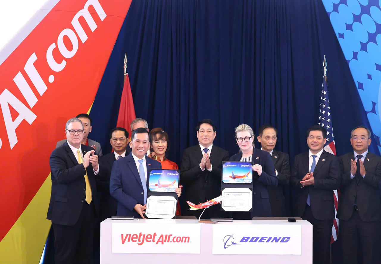 Tổng giám đốc Vietjet Đinh Việt Phương (trái) và Chủ tịch kiêm Tổng giám đốc Boeing Commercial Airplanes Stephanie Pope (phải) ký kết bàn giao máy bay 737-8 đầu tiên