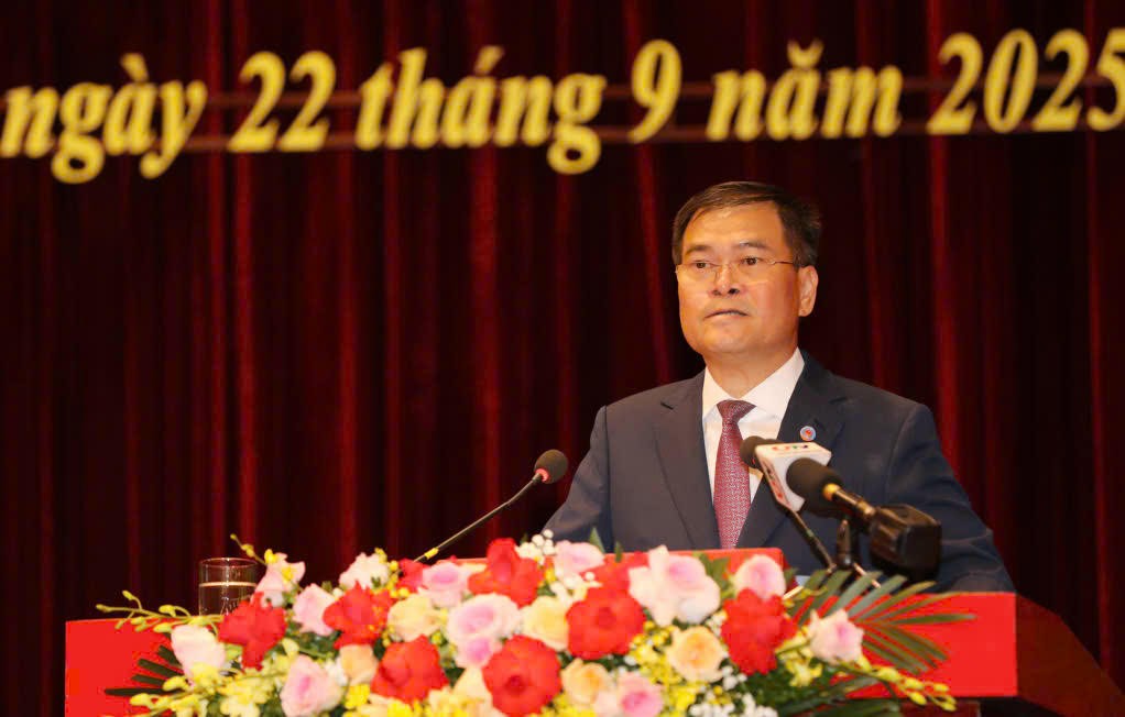 Ông Bùi Văn Khắng, Phó Bí thư Tỉnh ủy, Chủ tịch UBND tỉnh Quảng Ninh phát biểu nhận nhiệm vụ.