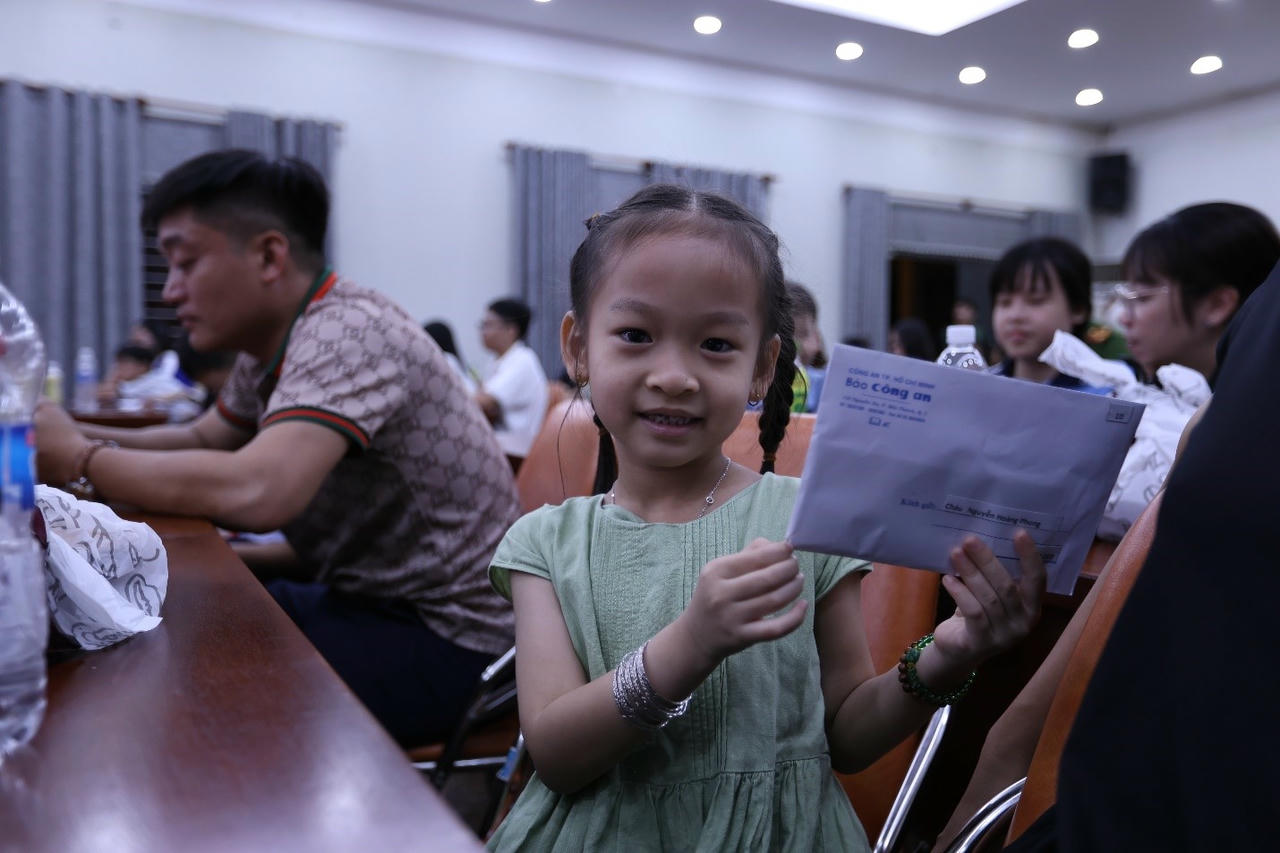 Các em nhỏ nhận hân hoan đón nhận học bổng từ chương trình.