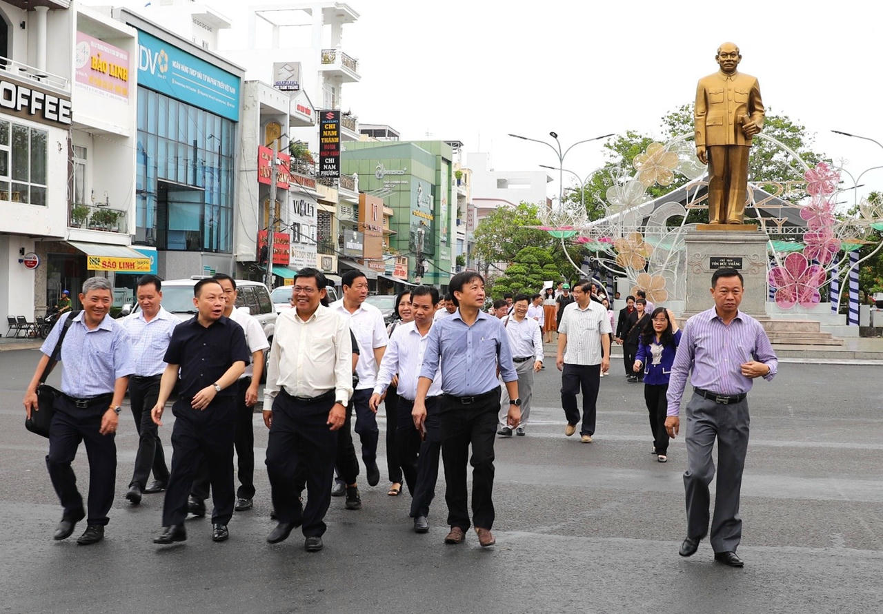 Đoàn công tác kiểm tra nơi tổ chức Diễn đàn OCOP vùng đồng bằng sông Cửu Long năm 2025 tại Phố đi bộ Nguyễn Huệ, phường Long Xuyên, tỉnh An Giang. Ảnh: B.T