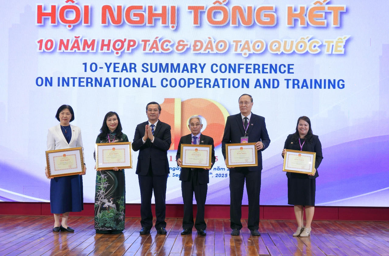 Thứ trưởng Bộ GD&ĐT Nguyễn Văn Phúc trao Bằng khen của Bộ GD&ĐT cho các tập thể, cá nhân của Trường