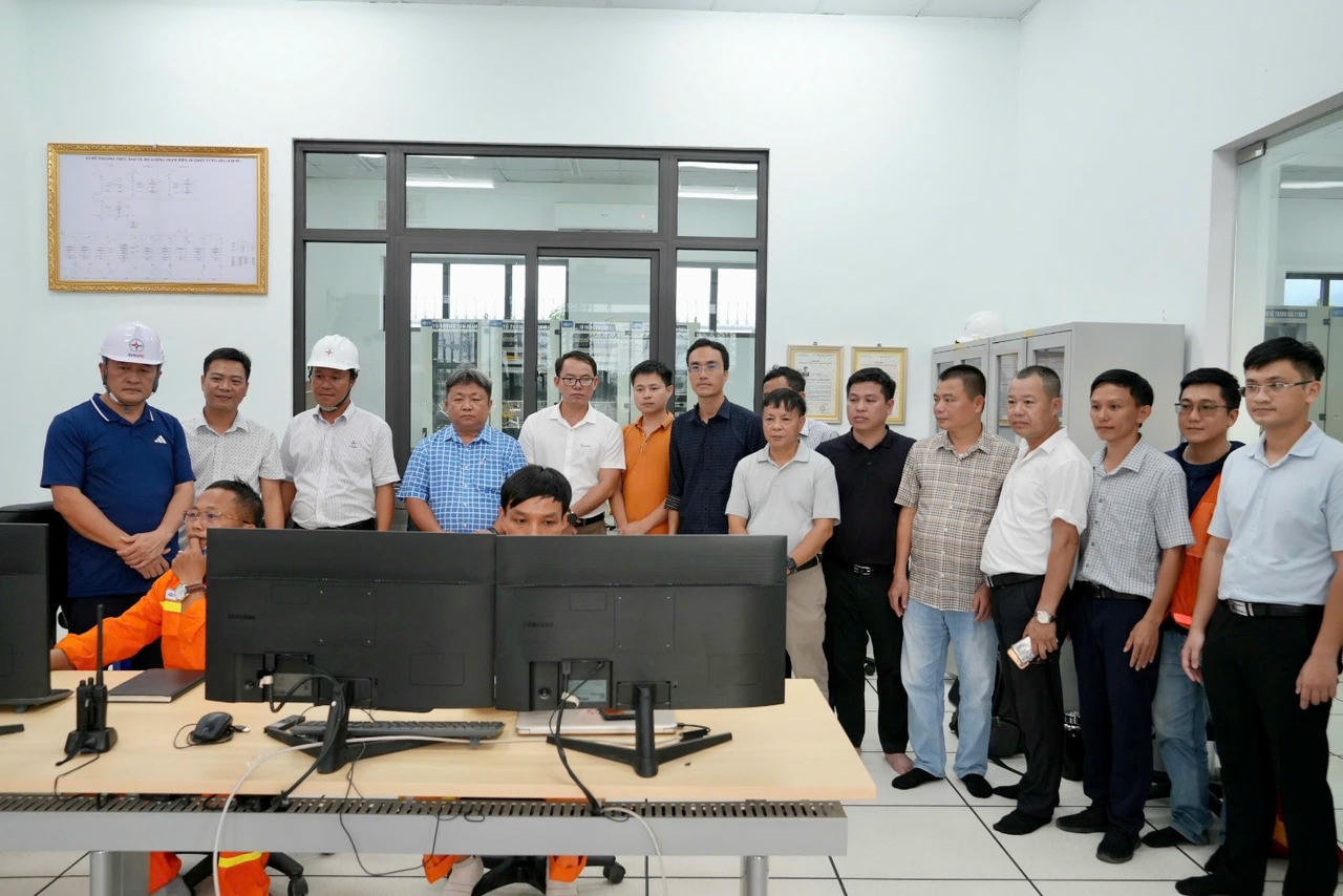 Tổng công ty Truyền tải điện Quốc gia(EVNNPT) và Ban Quản lý dự án các công trình điện miền Trung(CPMB) phối hợp cùng PC Hà Tĩnh đóng điện thành công TBA 220kV Vũng Áng thuộc “Dự án Trạm biến áp 220kV Vũng Áng và đấu nối” vào tối 21/9/2025.